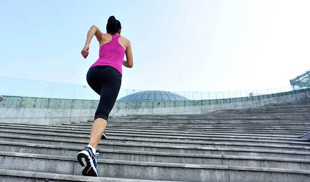 بالا رفتن از پله‌ها | حرکات ورزشی برای لاغری پاها